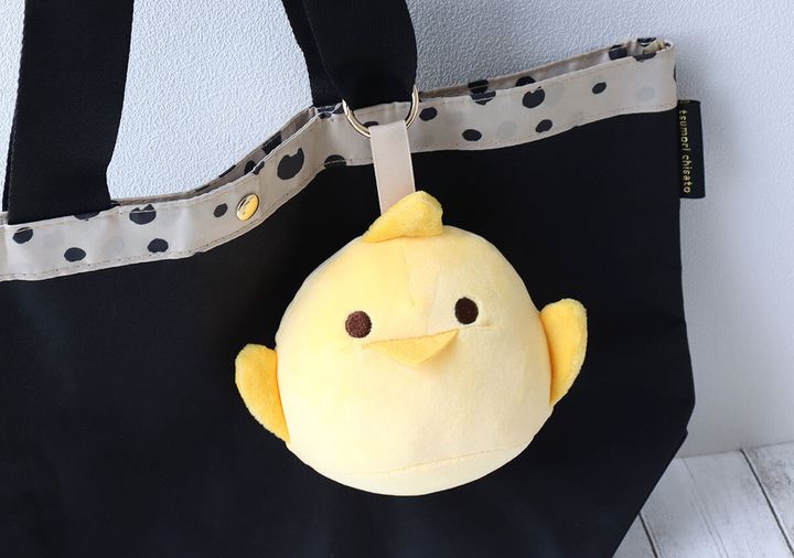 黒いトートバッグに付けられたぴよりんぬいぐるみチャーム