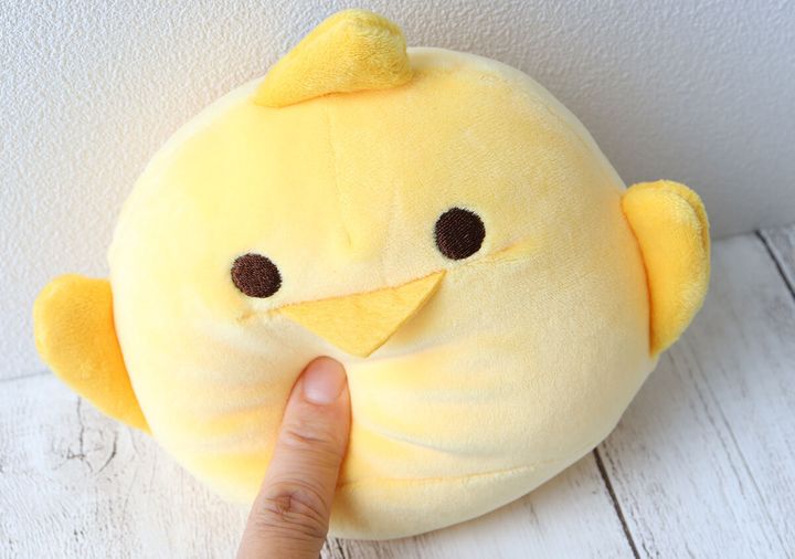 ぴよりんぬいぐるみチャームを指で押して感触を確かめている