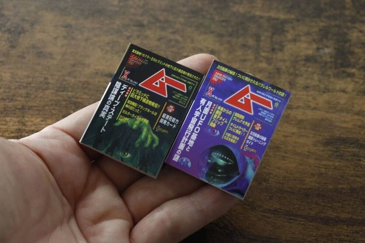 手のひらに乗せた2種類の「ムー ミニブックノート」
