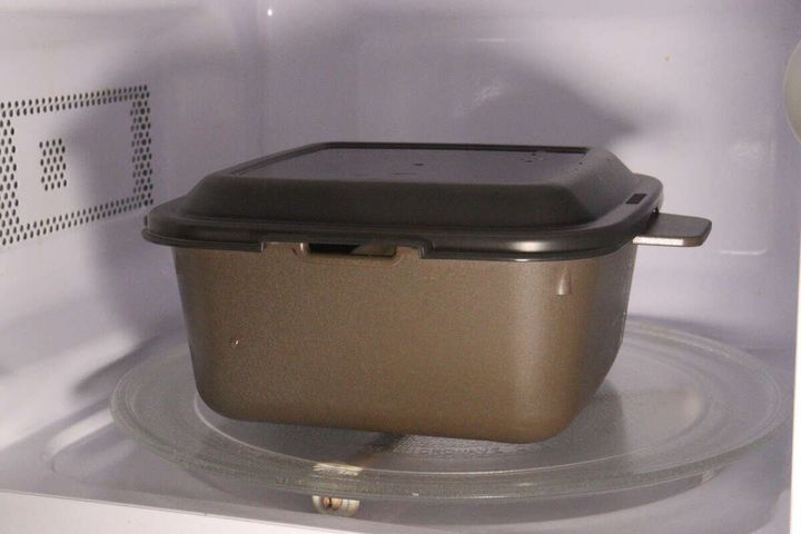 レンジ調理マルチクッカー大が電子レンジのターンテーブルに置かれている