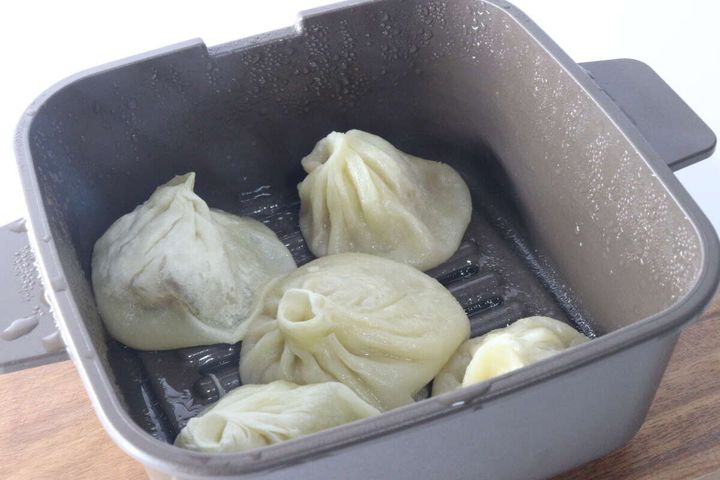 レンジ調理マルチクッカー大で蒸し上がった小籠包が4個入っている