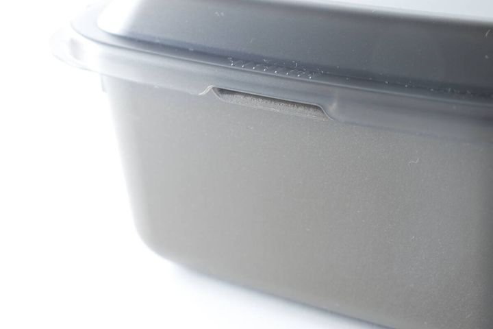 レンジ調理マルチクッカー大の本体側面にある蒸気口のアップ