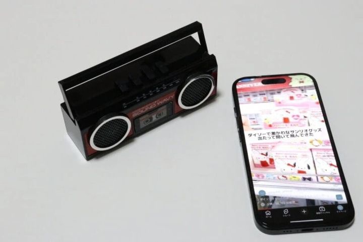ラジカセ風スピーカーとスマートフォンが並んで置かれている
