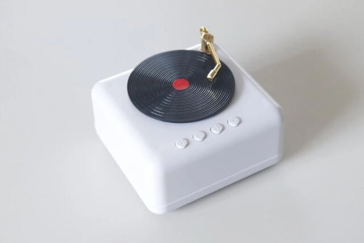 白いレコードプレーヤー型Bluetoothスピーカーの俯瞰