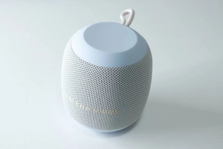 水色と白の丸いBluetoothスピーカーが白背景に置かれている