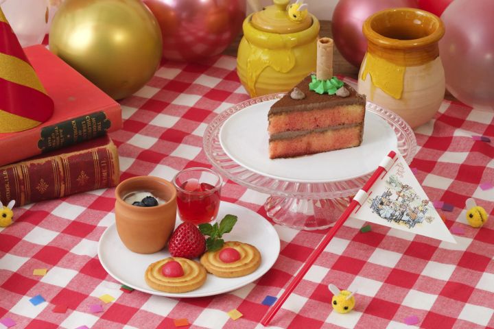 英雄をたたえるケーキセット