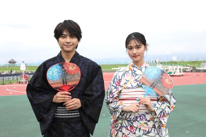 佐藤勝利＆原菜乃華、『君と花火と約束と』スペシャル花火に感動 長岡の夜空で映画の世界を体感
