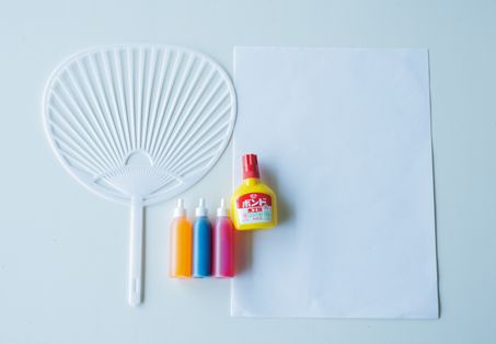 【自由研究にもなる夏のクラフト】どんな模様が出るかな？ 開くまでのお楽しみ♪「虹色うちわ」の作り方の画像2
