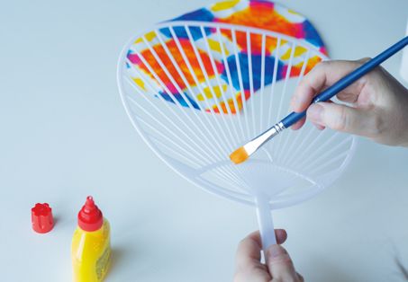 【自由研究にもなる夏のクラフト】どんな模様が出るかな？ 開くまでのお楽しみ♪「虹色うちわ」の作り方の画像9