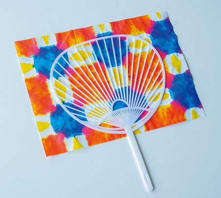 【自由研究にもなる夏のクラフト】どんな模様が出るかな？ 開くまでのお楽しみ♪「虹色うちわ」の作り方の画像8