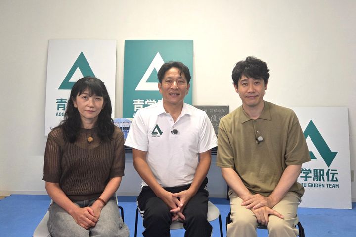 『24時間テレビ49‐愛は地球を救う‐』に出演する（右から）大泉洋、青山学院大学陸上競技部（長距離ブロック）・原晋（はらすすむ）監督と妻の美穂さん width=