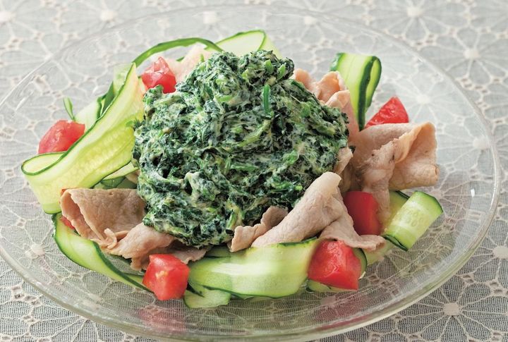 夏バテ対策にうれしい【モロヘイヤ】活用レシピ2品：鶏肉のドライカレーと豚しゃぶサラダ
