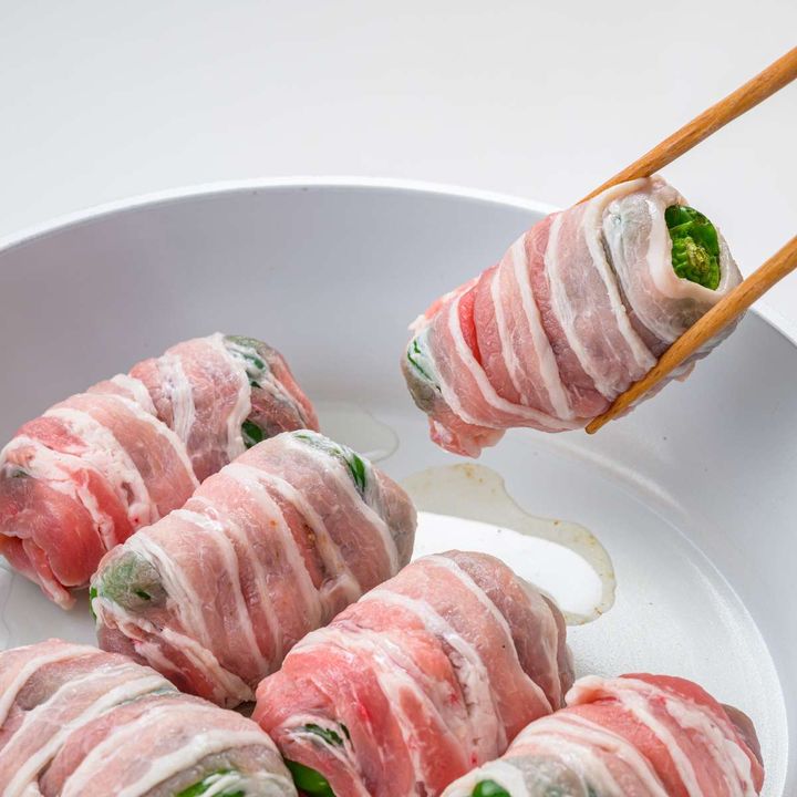 「丸ごとピーマンの肉巻き」レシピ