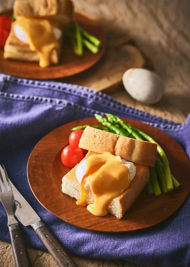 『ダンジョン飯』の再現レシピ。今回は卵やミニアスパラガスで代用 レシピ考案／池田美希 撮影／田村昌裕 スタイリング／しのざきたかこ 栄養計算／スタジオ食 編集協力／渡辺ゆき