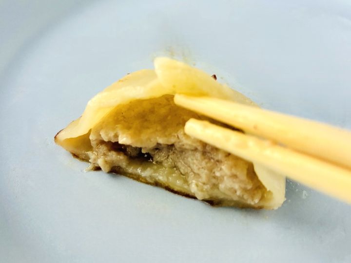 「中のスープがウマい！」「めっちゃクオリティ高い！」【ファミマ】「香ばしい焼き目焼小籠包」