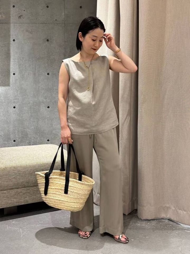 ベーシックな形にレザーハンドルをプラス