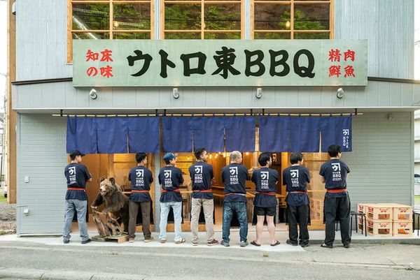 【北海道斜⾥町】世界⾃然遺産 知床ウトロ地区に、漁師小屋風の炉端酒場「ウトロ東 BBQ」OPEN！