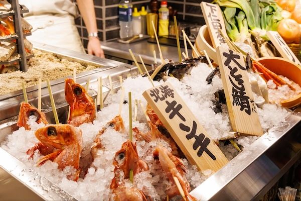 【愛知県名古屋市】「炉端焼き燻銀 伏見店にかい」オープン！豪華なお刺身盛り合わせのお通しや本格炉端焼きを楽しもう