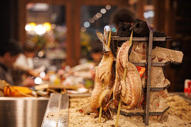 【愛知県名古屋市】「炉端焼き燻銀 伏見店にかい」オープン！豪華なお刺身盛り合わせのお通しや本格炉端焼きを楽しもう