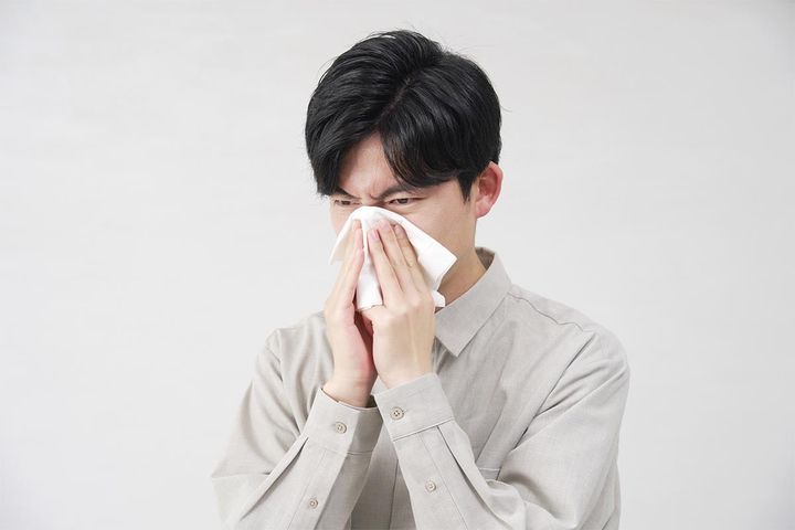 人前で鼻をかむのはマナー違反？
