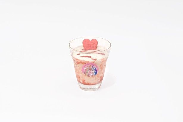 ぷっくりハートと10周年ステッカーがかわいい、渋谷ヒカリエ限定のいちごスイーツ