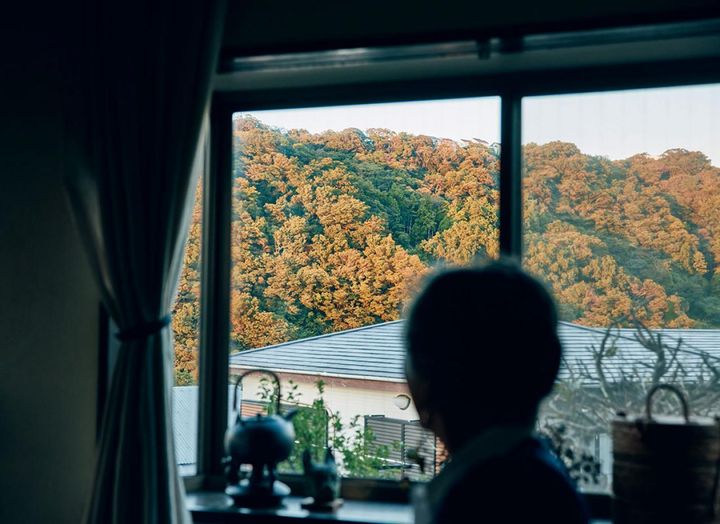 四季折々の山の表情を楽しめるリビングは、お気に入りの場所。「ここでひとりゆっくり晩酌する時間が好きです」