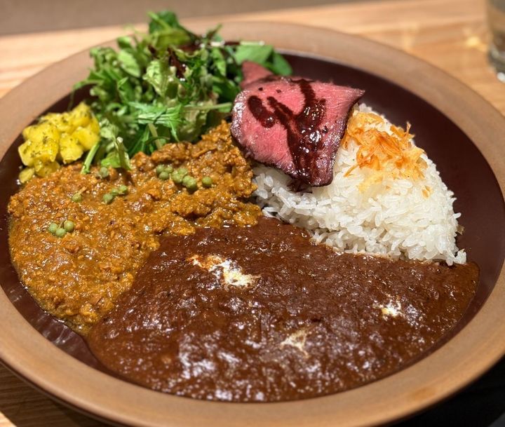 「マイヤーレモンと実山椒のキーマカレーとスパイスカレー」 単品1800円、ドリンクセット2300円／写真提供：SHiQ