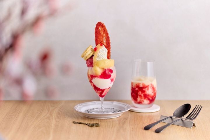 「桃etc…」単品1700円 ドリンクセット2200円（フラッペ） ※セットドリンクはコーヒー、紅茶、ルイボスティ、ジュース、フラッペから選べます。提供は8月初旬頃までを予定