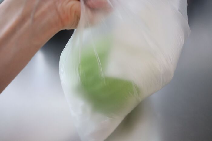 サラダスピナー級！ポリ袋で「野菜の水切り」やってみた！洗い物いらずでBBQでも使える