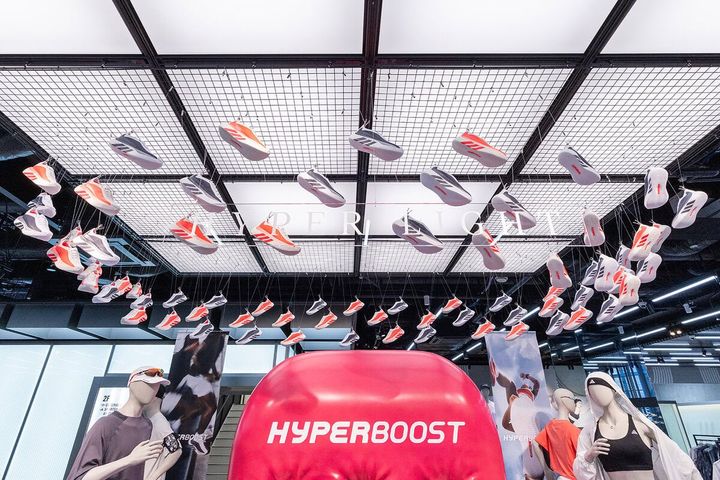 店舗、映像、デジタル施策を横断しながら、“JOY RUN”の魅力を届けるHYPERBOOST。弾むような履き心地と高いクッション性が、いつものランニングをもっと楽しい時間に変えてくれそうだ。