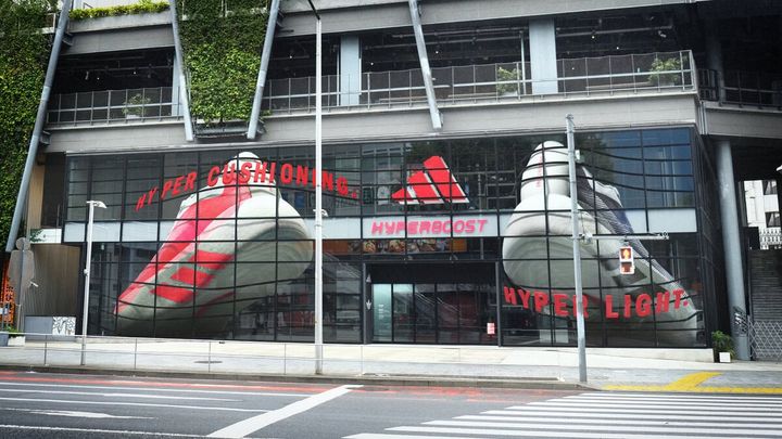 「アディダス ブランド フラッグシップ ストア MIYASHITA PARK」では、HYPERBOOSTの特徴を表現した特別なウィンドウ装飾を展開。クッショニングが飛び出してくるかのようなダイナミックなビジュアルに加え、店内では軽さや反発性をイメージした空間演出を実施している。