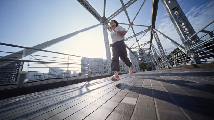 特徴は、弾むような履き心地と高いクッション性。タイムや速さだけを求めるのではなく、走ることで生まれる高揚感や楽しさにフォーカスしている。