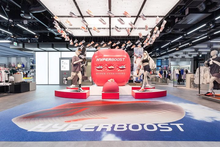 HYPERBOOSTならではの履き心地や、新たなランニング体験の魅力を直感的に感じられる空間に。