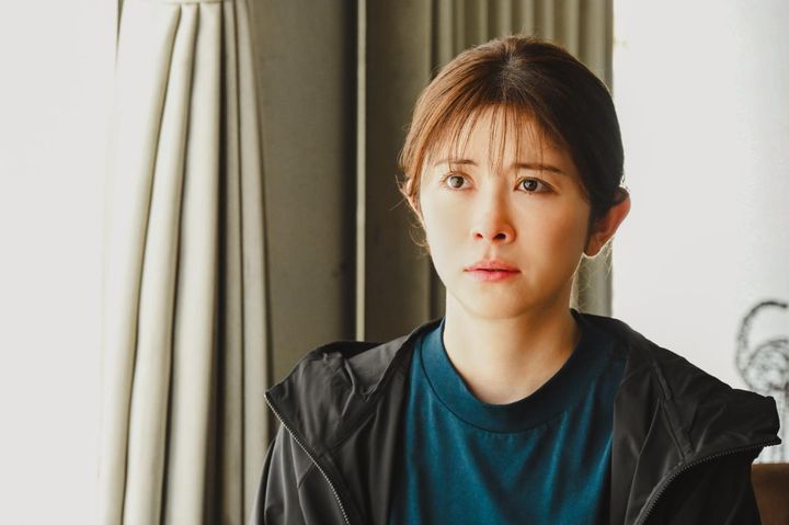 伊川真弓・石野奈々美（宮澤エマ）／「マイ・フィクション」第6話より©️ABCテレビ