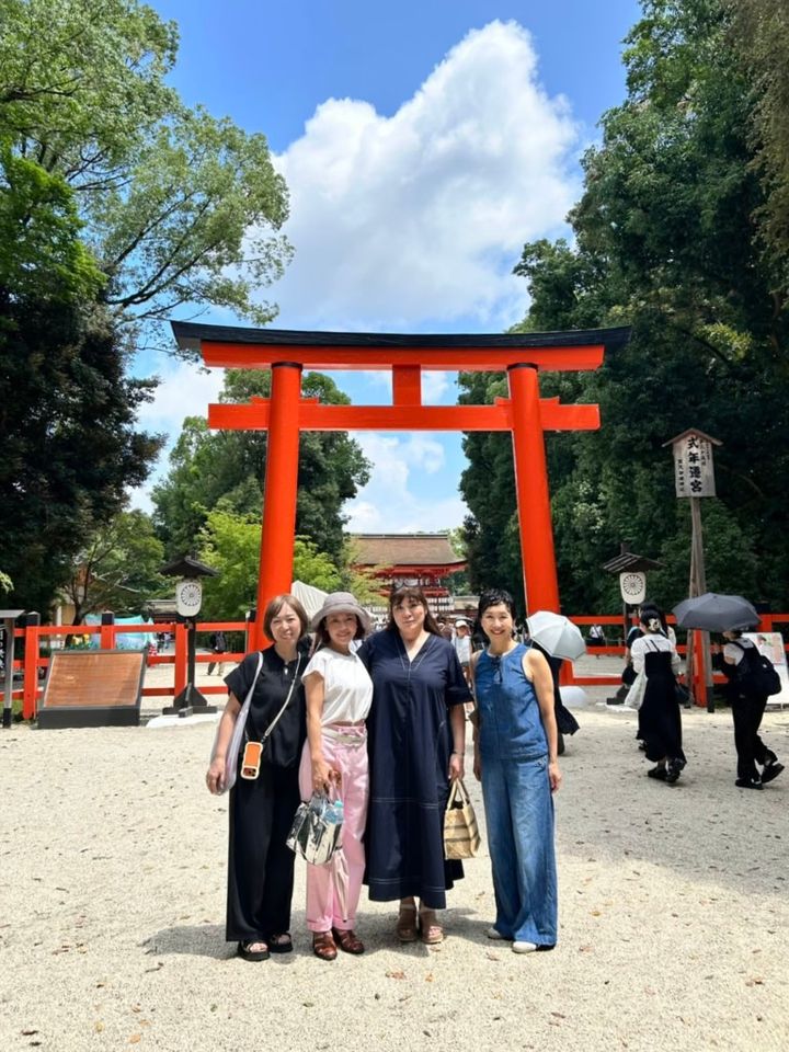 「下鴨神社」の鳥居の前で記念撮影