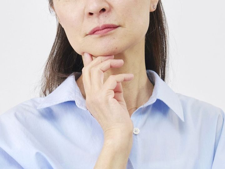 【公認心理師が回答】娘や孫の帰省は、楽しみな一方でなぜか気が重くなる……実はそういった迎える側の親世代は少なくないようです。「迎える側の憂うつ」の原因を考え、精神的な負担を減らす工夫をしてみましょう。（※画像：Shutterstock.com）