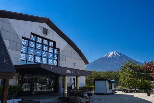 【山梨県鳴沢村】なるさわ鉱石ミュージアムで「宝石ハンター」開催決定！巨大カプセルを自分でキャッチ