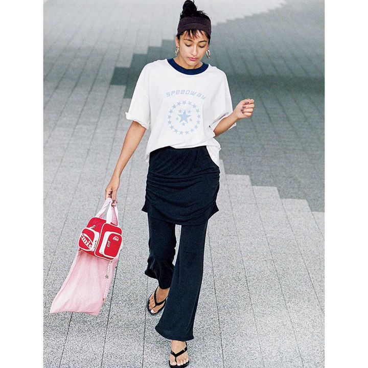 ゆるっとしたTシャツとスカート付きのレイヤードパンツを合わせた公園コーデ
