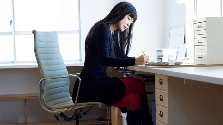 作家・小林エリカさんと椅子
