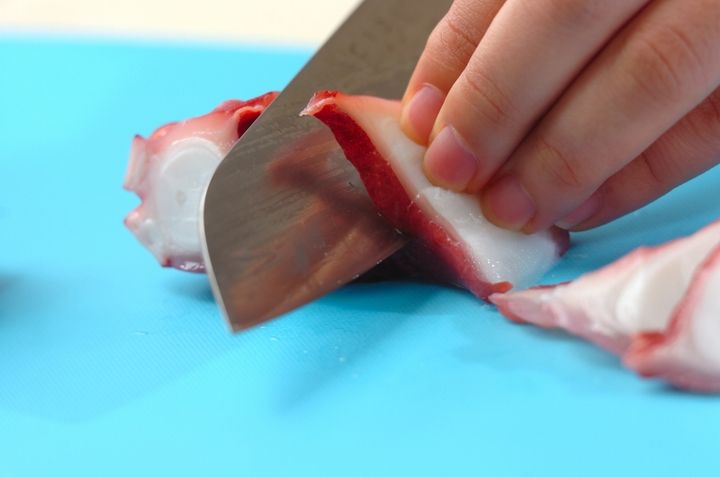 タコとキュウリの梅肉和えの下準備1