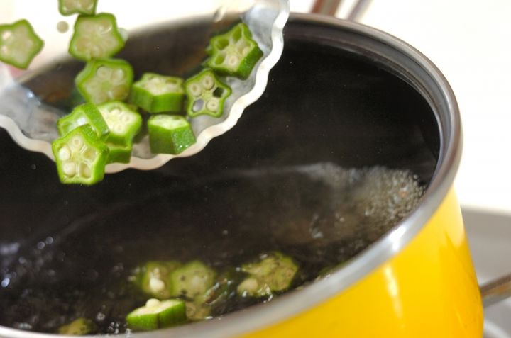 オクラとくずし豆腐のみそ汁の作り方1