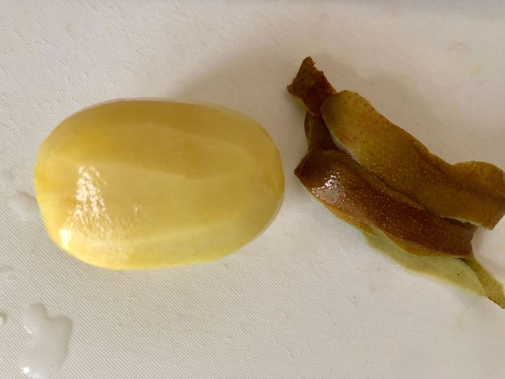 キウイの皮を剥きます