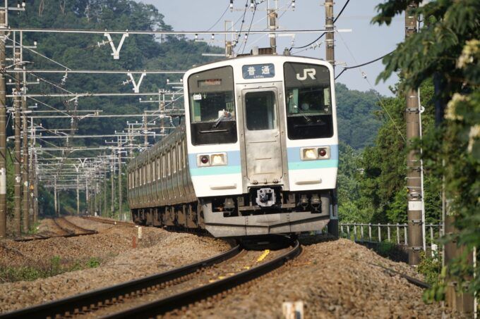 湯の花トンネル近くを走る、現在の中央本線の下り普通列車（当時は画像左・上り線の単線運転）