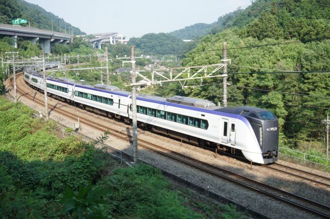 中央本線を走る特急「あずさ」