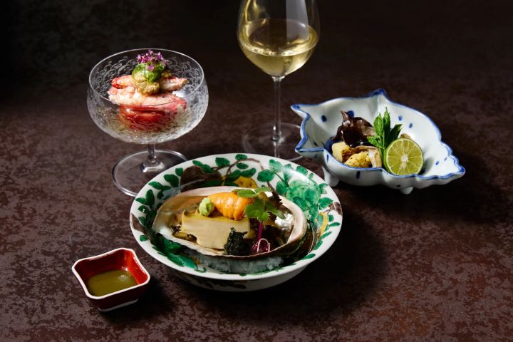魚介料理を盛った会席のテーブル