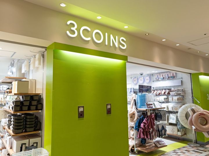「3COINS」から発売されている「多機能スマホスタンド」が、手元動画やオンライン会議など幅広い用途で使える安定感で人気を集めています。SNSでも反響を呼んでいる同商品の魅力を紹介します。