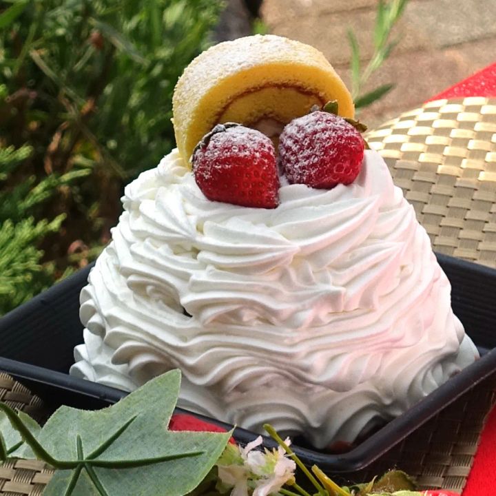 いちごとロールケーキのクリームかき氷