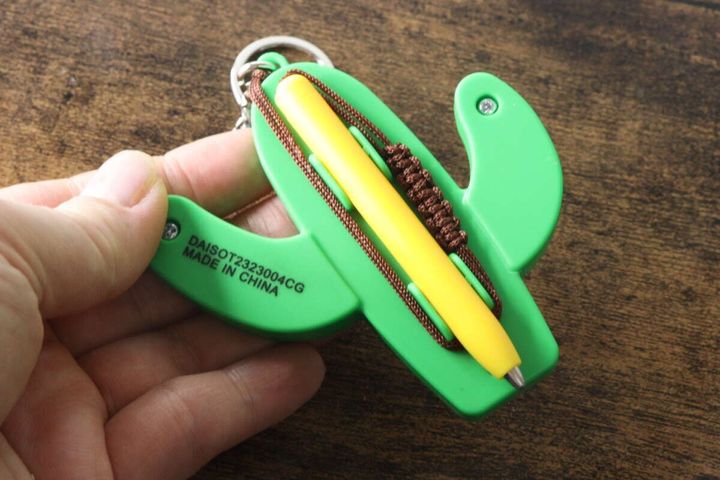 サボテン型キーホルダーの裏側。黄色いペンがゴム紐で固定されている