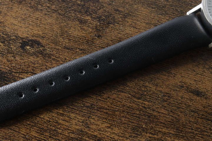 シンプルウォッチの黒いレザー風ベルトの質感アップ