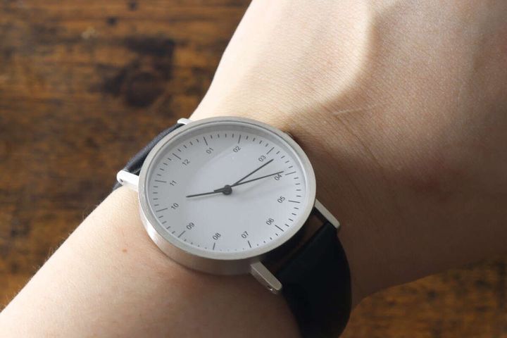 女性の腕に着用されたシンプルウォッチ
